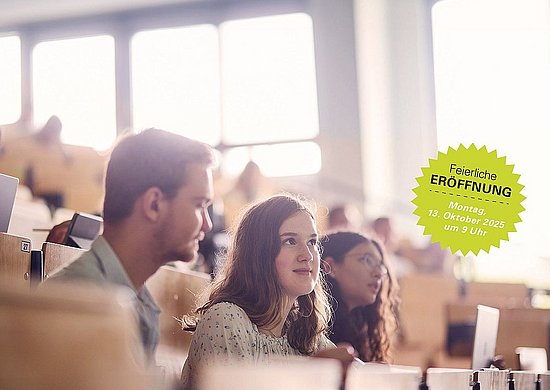 Bild aus einem Hörsaal mit Studenten.