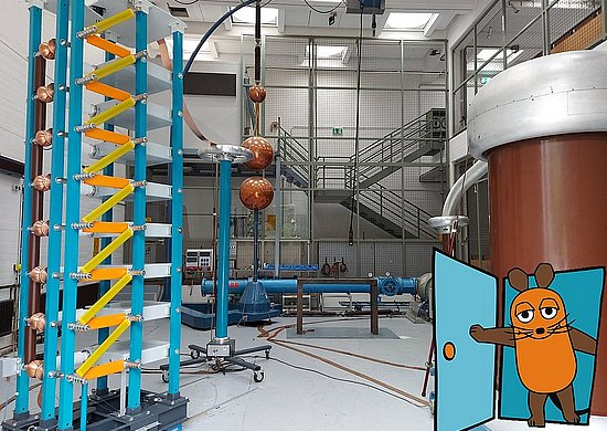 Foto von einem Labor. Unten links steht die Maus und hält eine Tür auf.